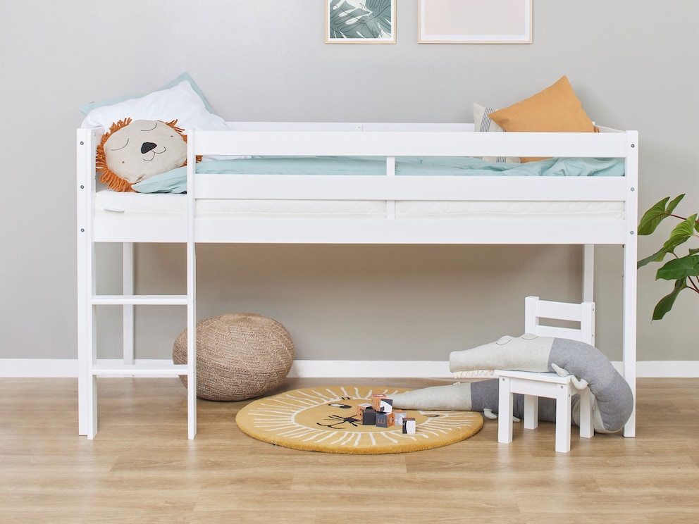Hell und freundlich - hier das hübsche Bett in Weiß