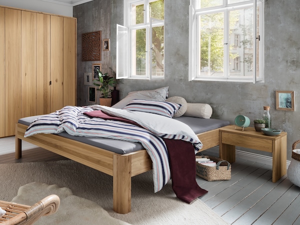 « Svariata » en chêne sauvage comme chaise longue sans tête de lit - idéal pour être placé librement dans la pièce ou sous un toit incliné