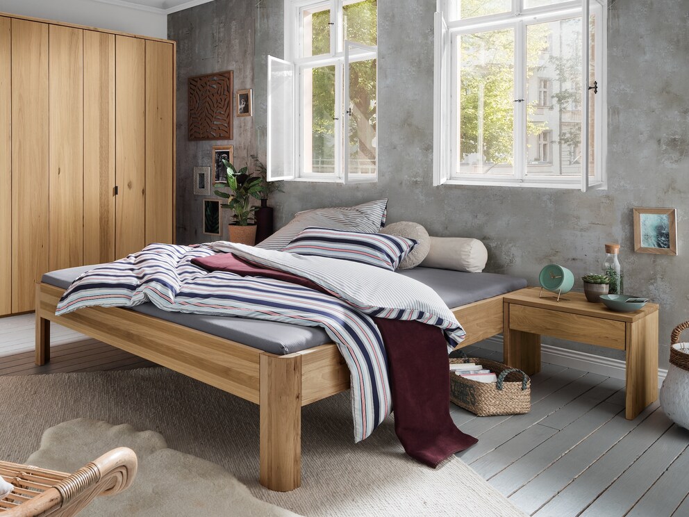 « Svariata » en chêne sauvage comme chaise longue sans tête de lit - idéal pour être placé librement dans la pièce ou sous un toit incliné