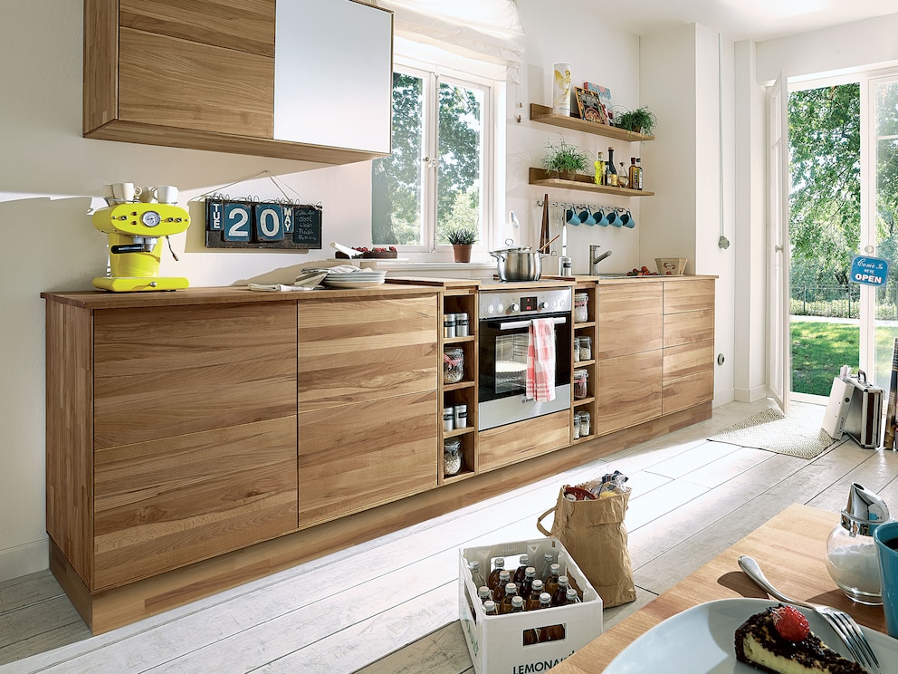 Ons 240 cm brede plintpaneel is geschikt voor grote keukenfronten.