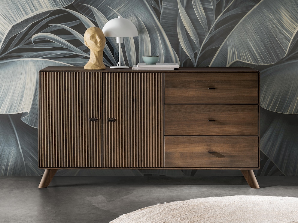 Opbergruimte in zijn mooiste vorm: dressoir Lado van massief kernbeukenhout, hier variant 01