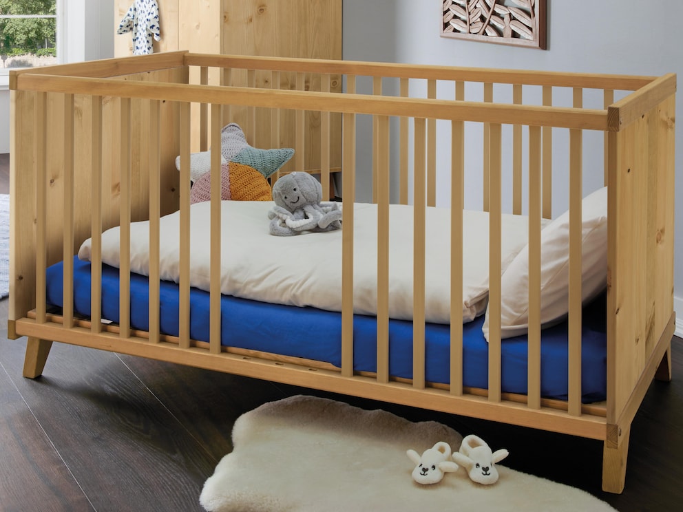 Shaker-vormige taps toelopende bedpoten benadrukken het lineaire ontwerp