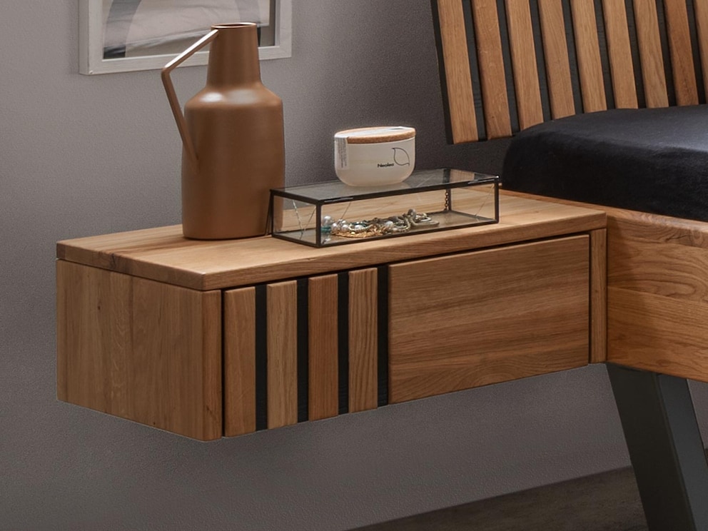 Schwebe-Nachtkonsole mit Akustikpaneel-Optik auf dunkel gebeiztem Hintergrund