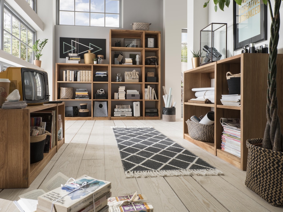 Système d'étagères flexible à l'infini avec une épaisseur de tasseaux marquante, ici du chêne sauvage massif