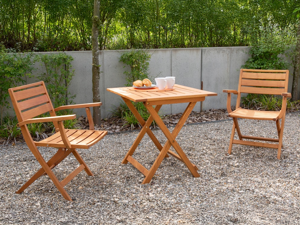 Le set 01 pratique se compose d'une table carrée et de deux chaises de jardin pliantes.