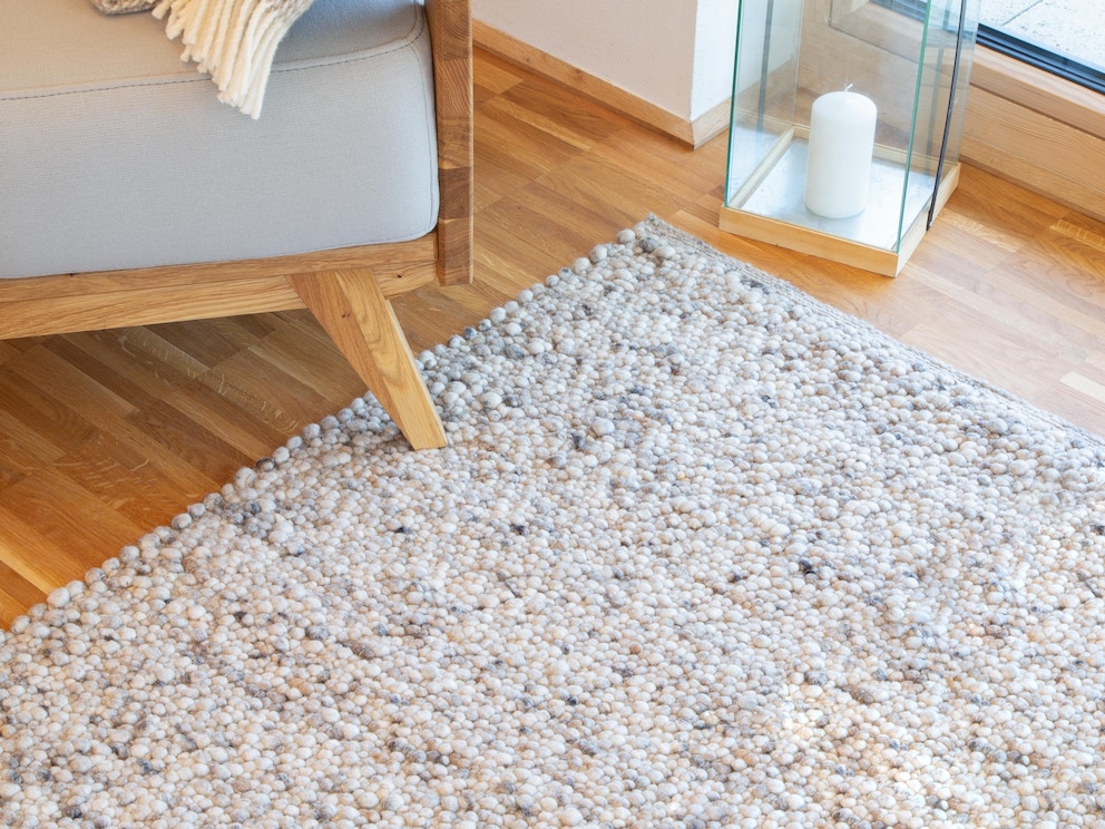 « Ciotto » est un tapis de bien-être merveilleusement doux - ici en couleur beige clair/galet