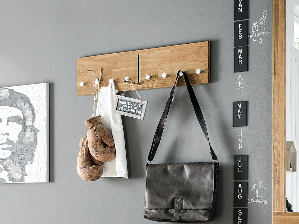 La longue garde-robe pratique fait partie de chaque set