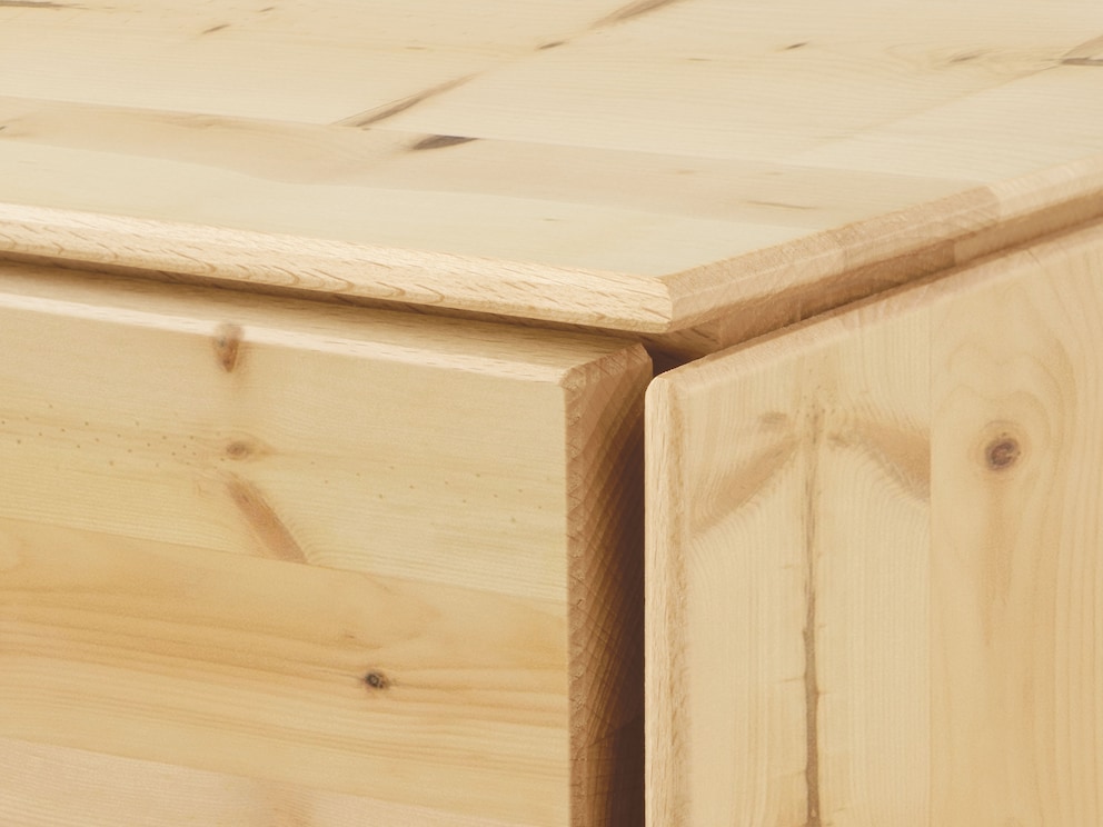 Des fraisages élégants et des joints transversaux apportent de la légèreté