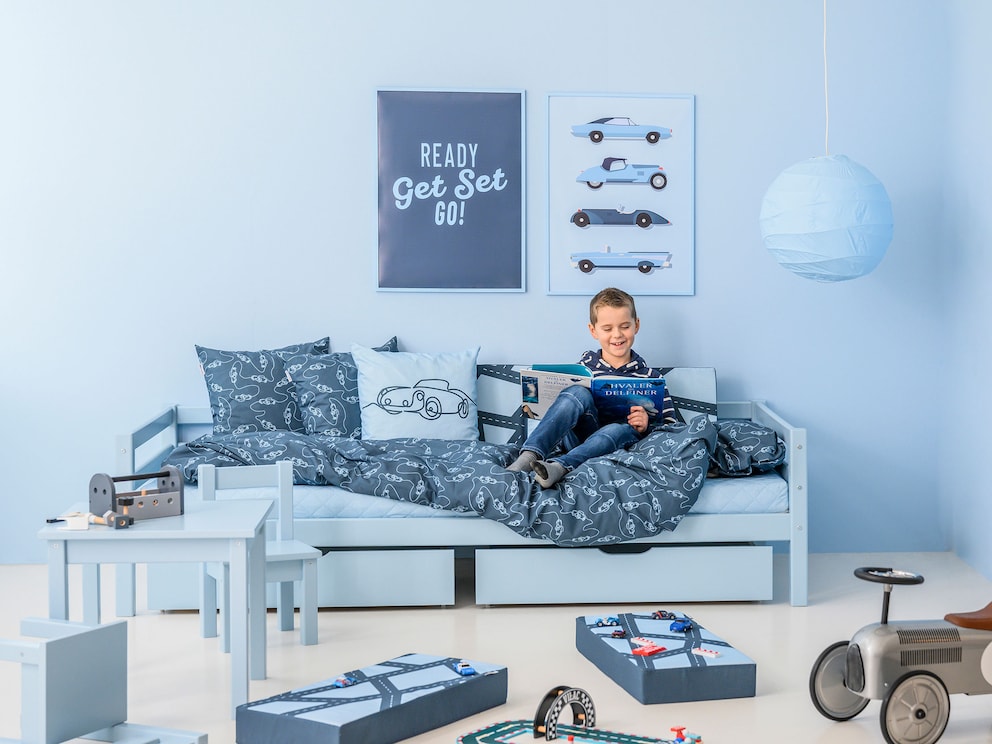 Of het nu gaat om slapen, lezen of spelen - dankzij de stabiele constructie kan bed Colorino alles aan