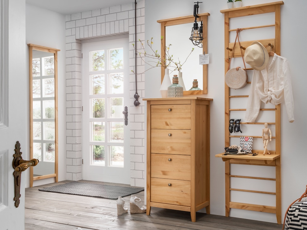 Tusa massief grenen spiegel brengt een frisse wind door de entree