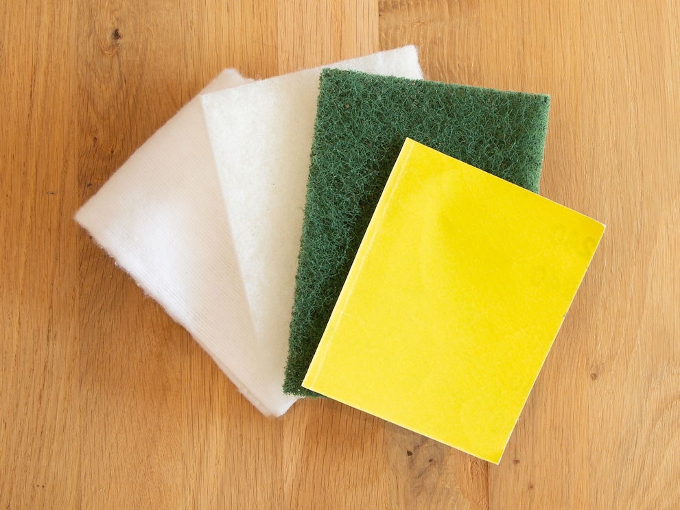 Papier abrasif, pad de ponçage grossier, pad de ponçage fin, chiffon en coton - plusieurs étapes pour obtenir le résultat idéal