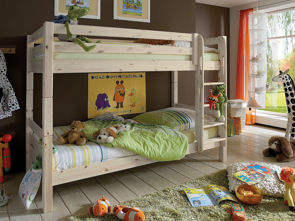 Le lit superposé avec échelle crée beaucoup de place pour deux enfants