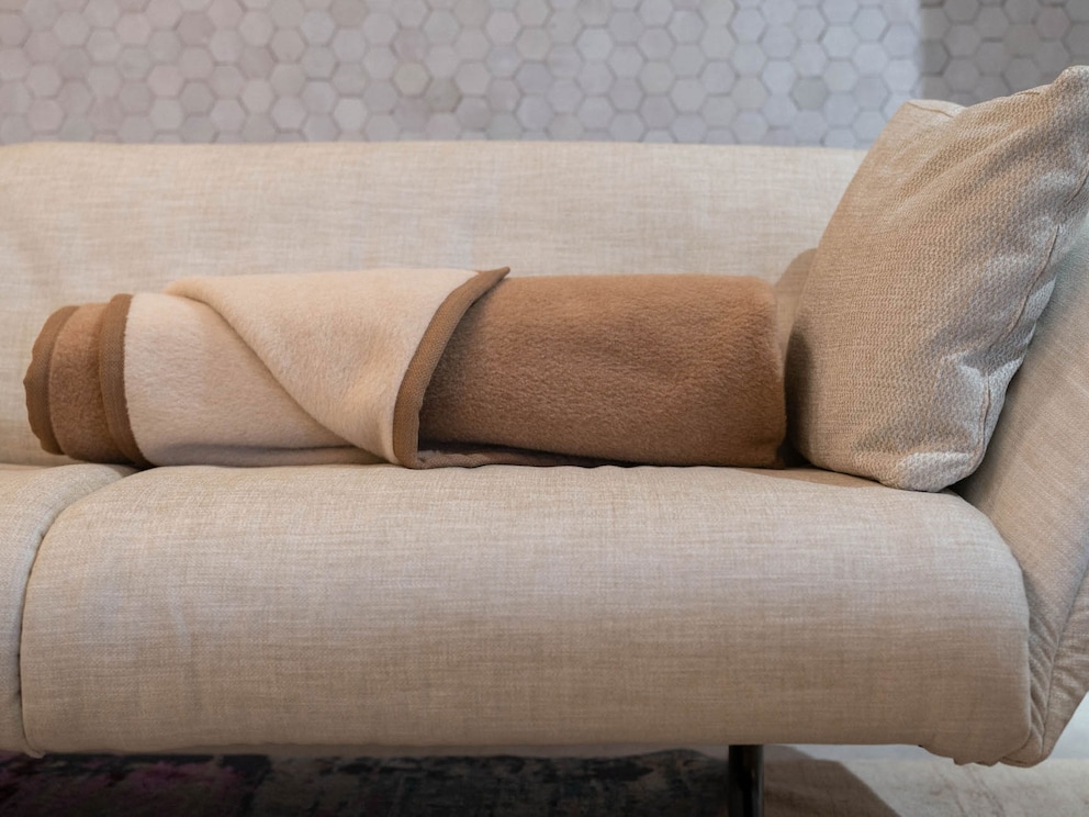 Entscheiden Sie selbst welche Farbe besser zu ihrem Sofa passt - crème oder kamel