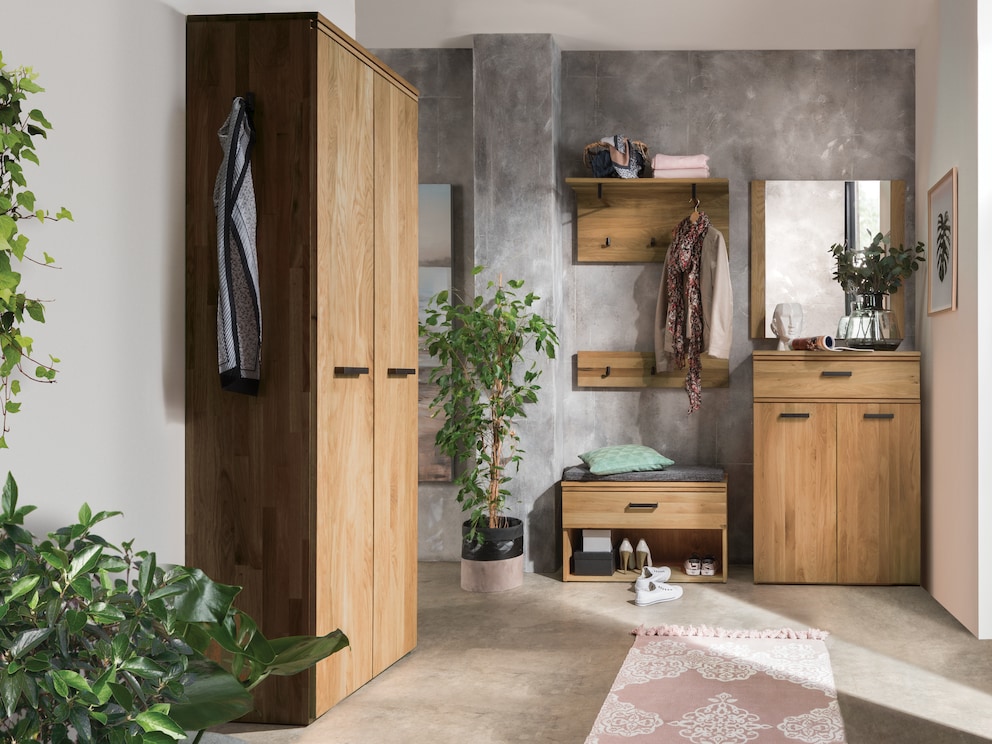 Armoire d'entrée spacieuse au design moderne et rectiligne en chêne sauvage noble