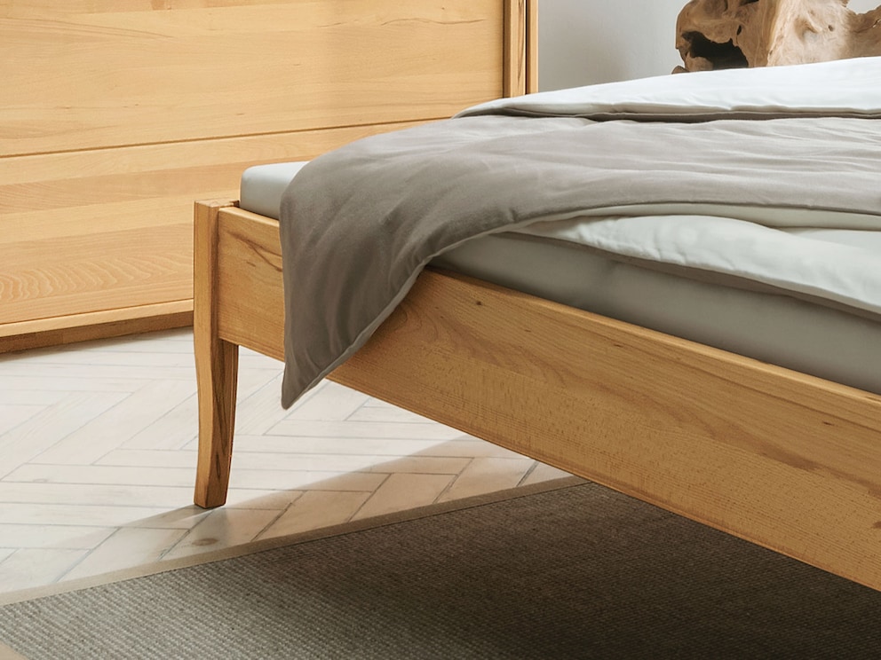 Metaalvrij massief houten bed met elegante, gebogen bedpoten