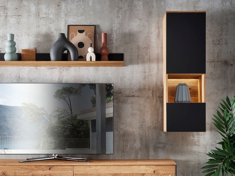 De verlichting van het open element is inbegrepen en plaatst de gebeeldhouwde achterwand in het juiste licht