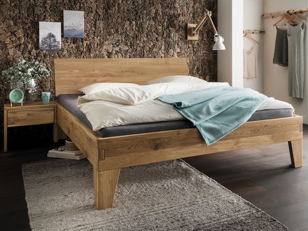 Belluno massief houten bed hier in wild eiken met doorlopend hoofdeinde