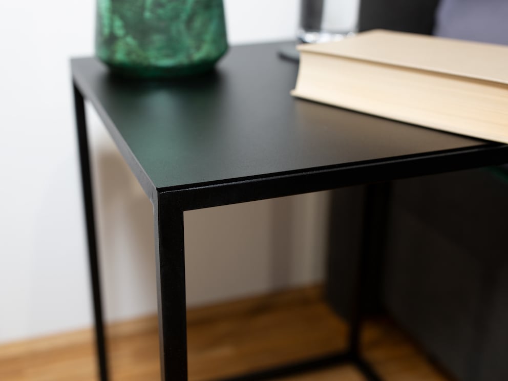 Als u van modern design houdt, zult u de vierkante versie met metalen tafelblad zeker waarderen