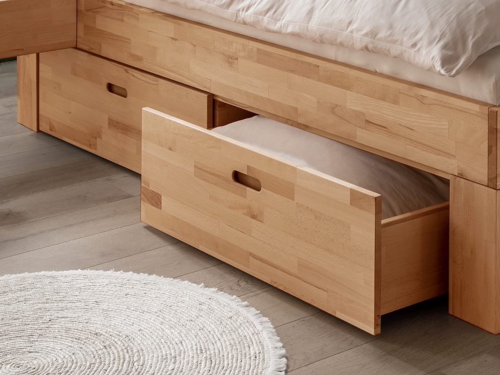 Chaque côté du lit dispose de deux tiroirs pratiques pour ranger les couettes ou le linge de lit