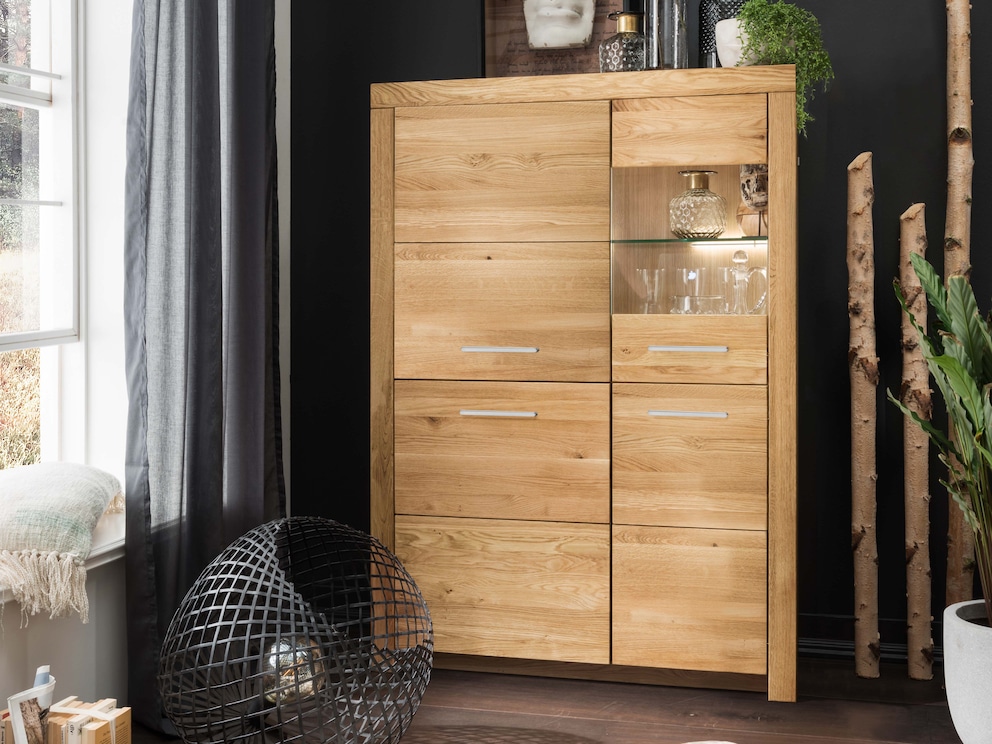 Highboard van hangelement variant 01 met rechtsboven een glasdeur en drie houten deuren