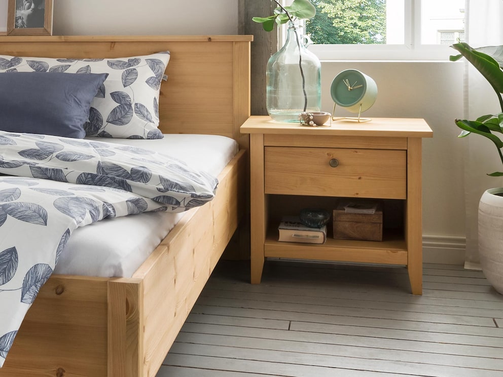 Moderner Nachttisch in skandinavischem Design aus massivem Kiefernholz Meisterhafte Handwerkskunst und einzigartiges Design