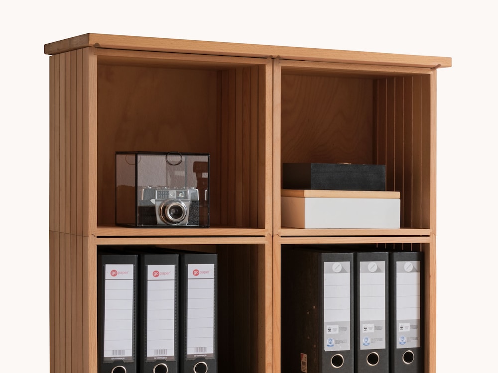 Les plaques de recouvrement pour le système d'étagères en cubes Valletta relient les cubes en une unité. 