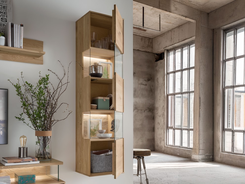 L'armoire suspendue « Vasado » offre 2 compartiments vitrés et 3 éléments fermés