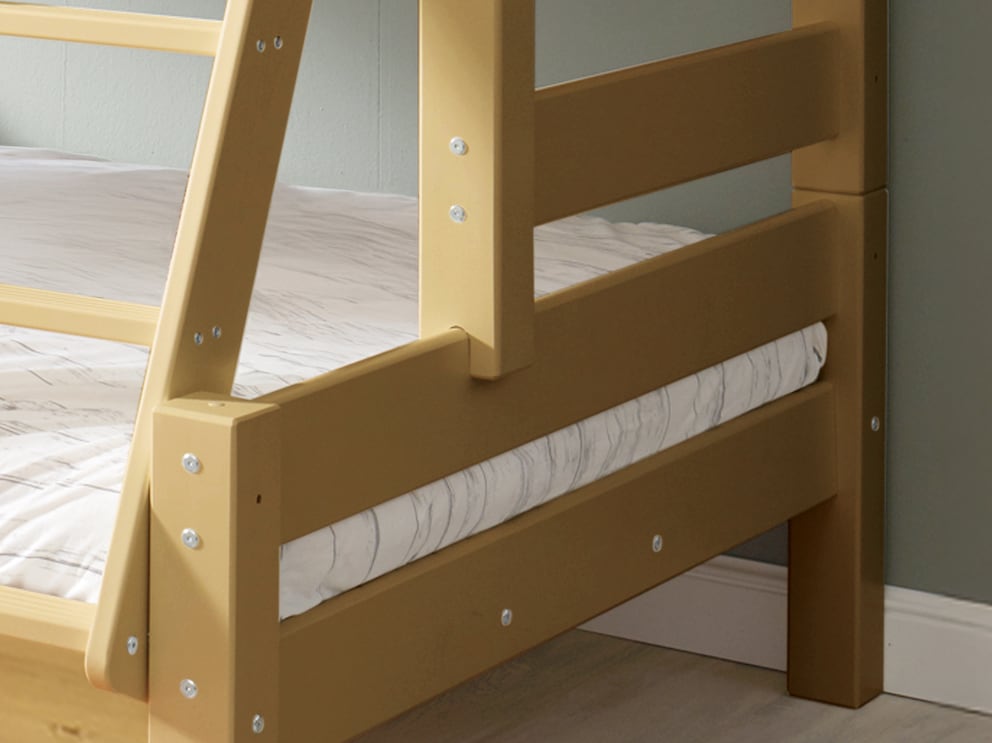 Das obere Bett ist fest auf dem unteren Bettrahmen verankert