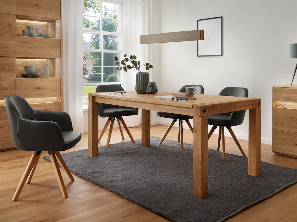 Buitengewone eettafel van wild eikenhout met vele fascinerende details