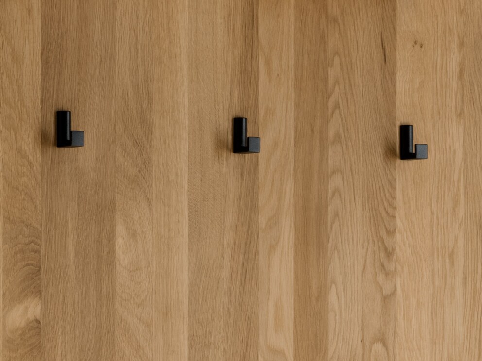 Les crochets marquants en acier noir forment un contraste attrayant avec le chêne sauvage noble.