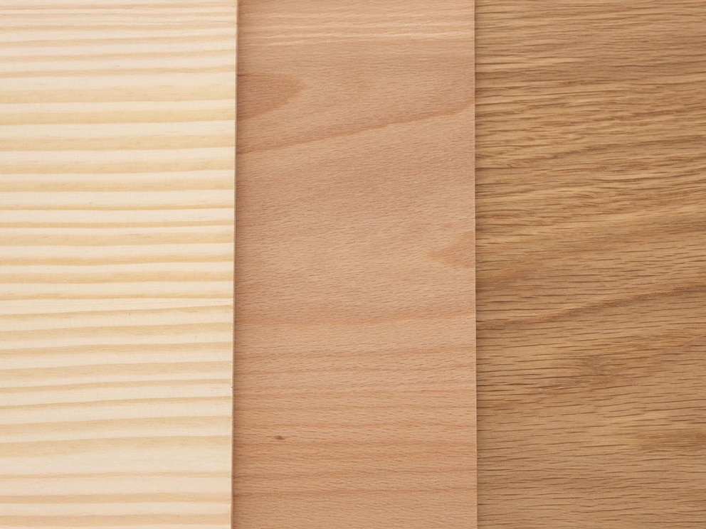 Die Rückwände haben Holzfurniere, hier Kiefer, Kernbuche, Wildeiche (von links nach rechts)