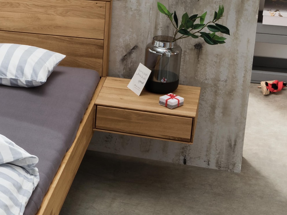 Aspiration facile sans déplacer les meubles - pas de piège à peluches comme sous les tables de nuit traditionnelles