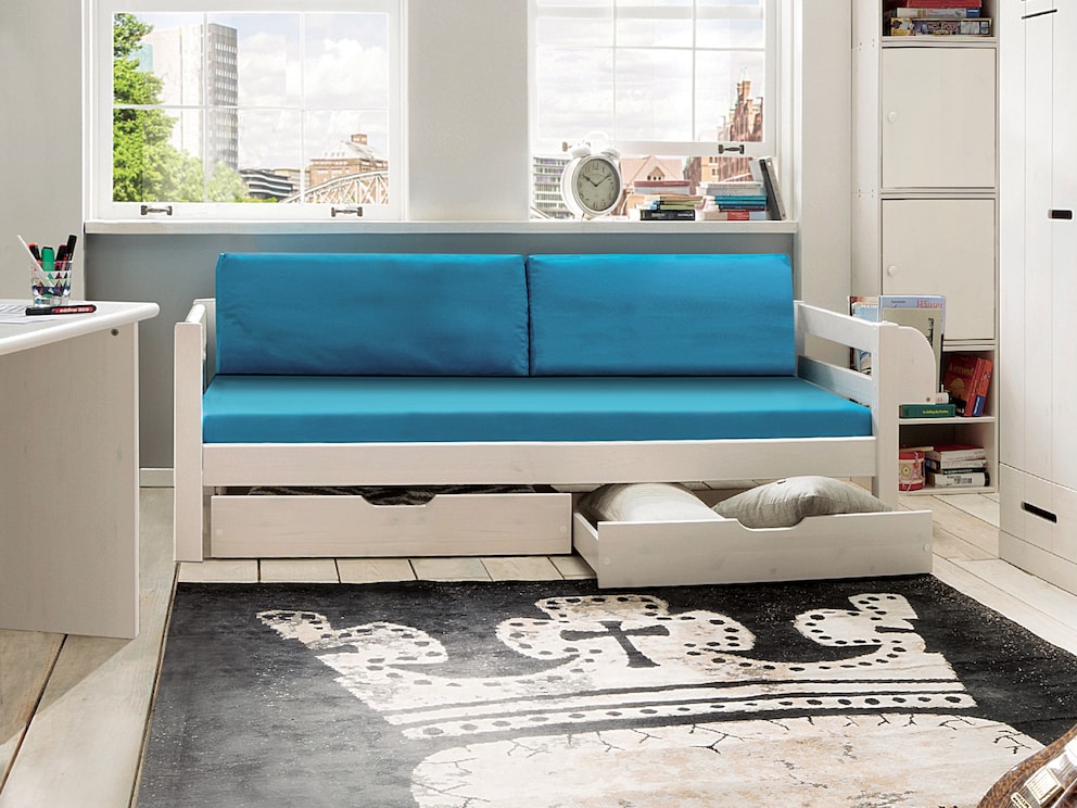 De comfortabele kussenset verandert het bed overdag in een gezellige bank