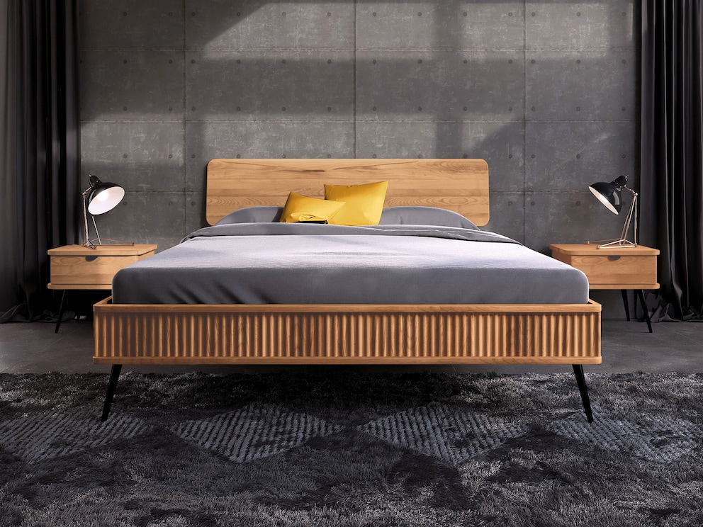 Les pieds en métal noir attirent l'attention sur le beau cadre, ici en cœur de hêtre massif