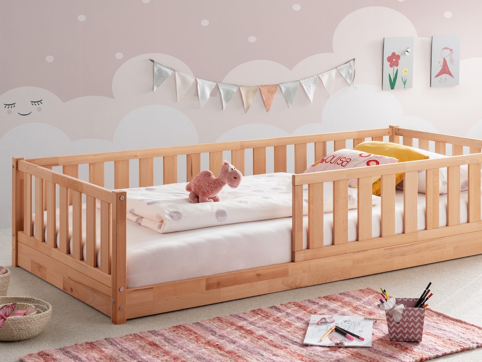 Confort et sécurité pour les petits dormeurs : lit au sol Nidito en hêtre huilé