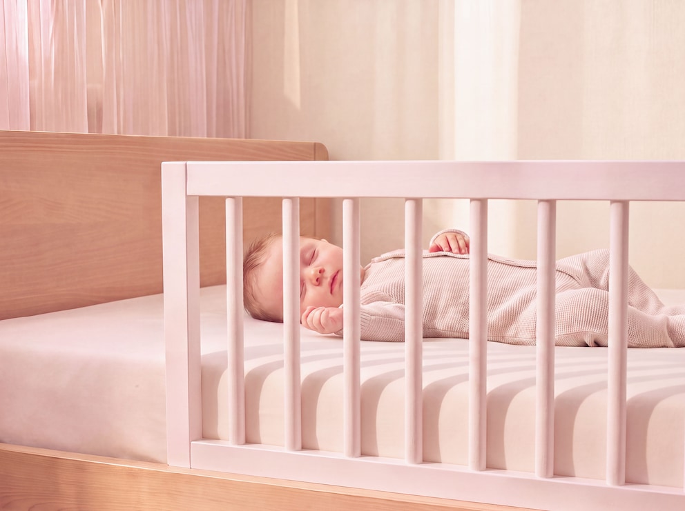Le poids du matelas maintient la barrière de lit de manière fiable