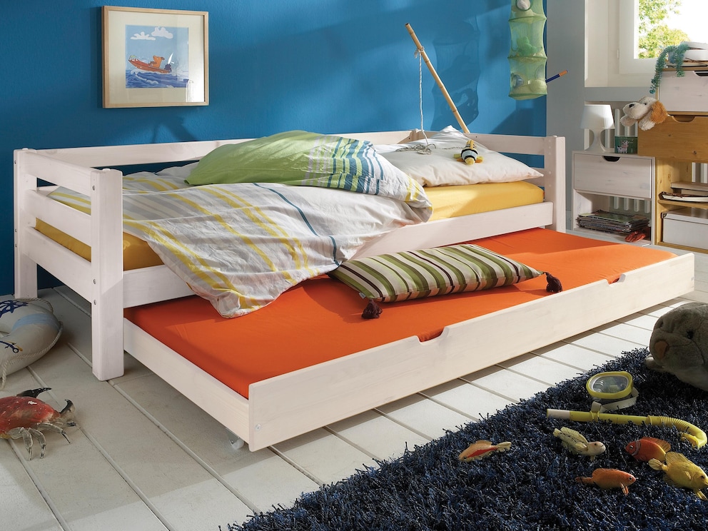 Le lit gigogne Kiddy, ici en blanc lasuré, convient parfaitement aux invités spontanés pour la nuit