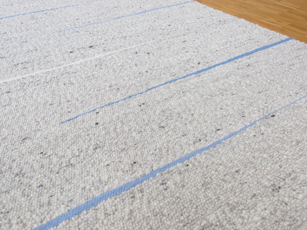 Des lignes effilées blanches et bleues forment un motif élégant