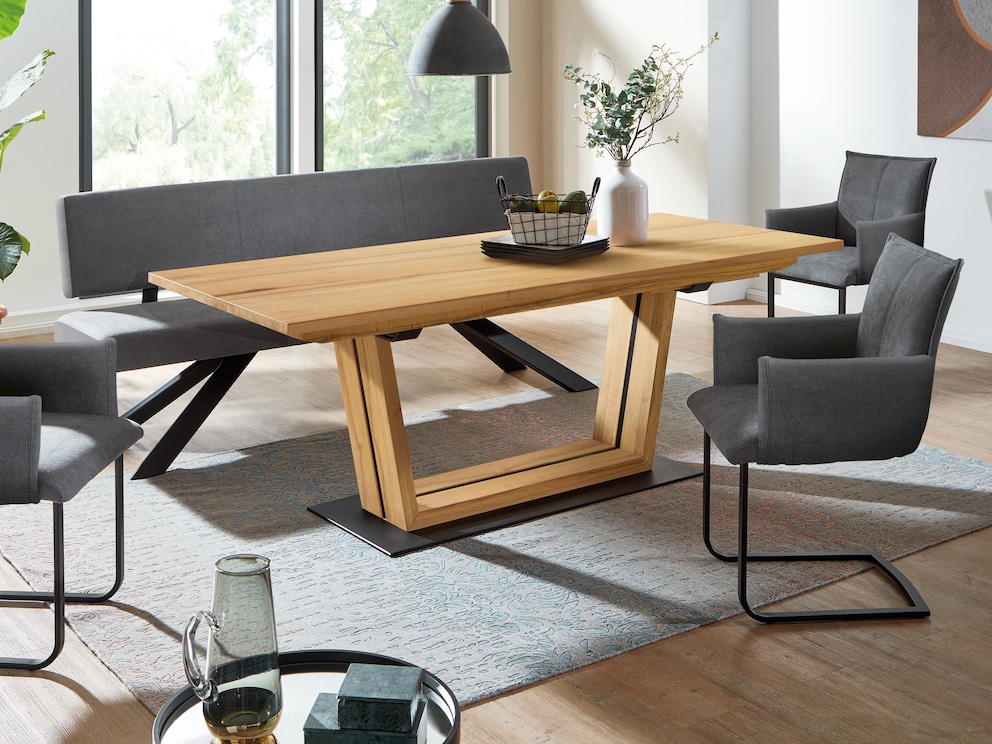 De combinatie van matzwart metaal en beuken kernhout oogt bijzonder elegant<br>(afgebeelde stoelen niet verkrijgbaar)