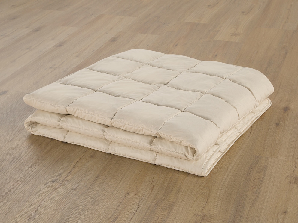 Couette légère avec quantité de garnissage moindre pour les mois les plus chauds