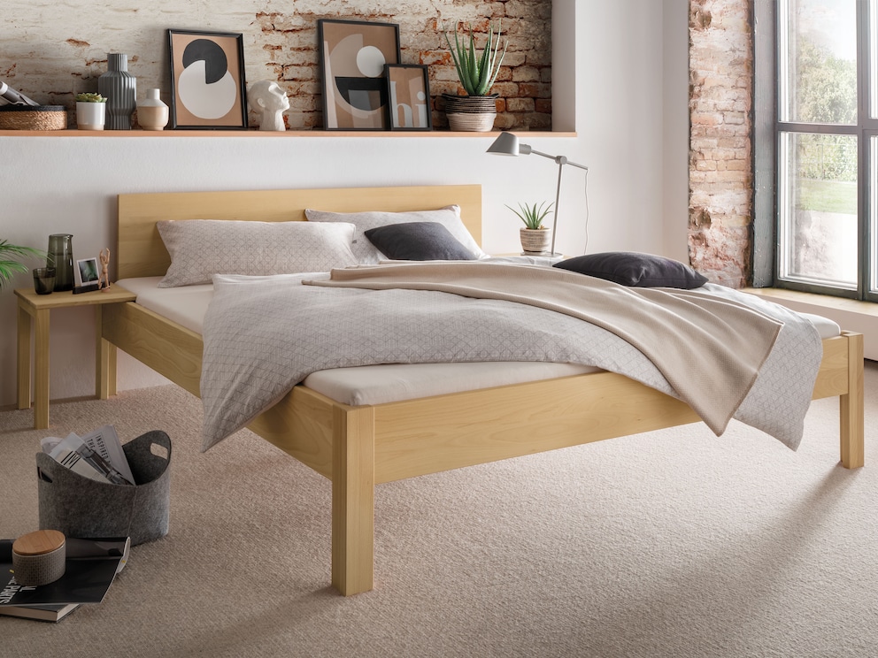 Massief houten bed Recodo overtuigt door zijn gereduceerde heldere vorm, hier in beukenhout