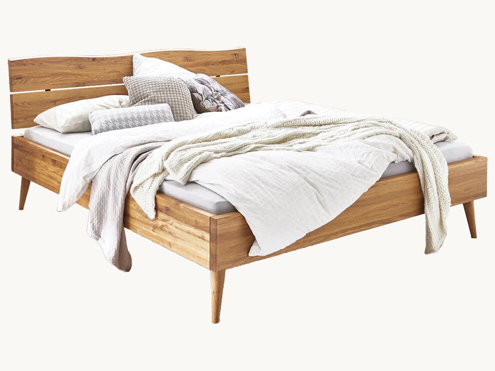 Massief houten bed Valldo in geolied wild eikenhout - de traditionele houten voet verleent het bed een heel bijzondere charme Traditioneel vakmanschap uit Midden-Jutland/DK