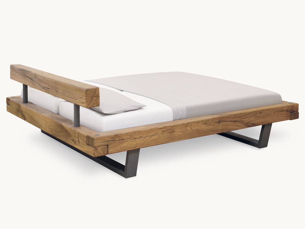 Madea zwevend balkenbed in wild eiken - zijaanzicht 2