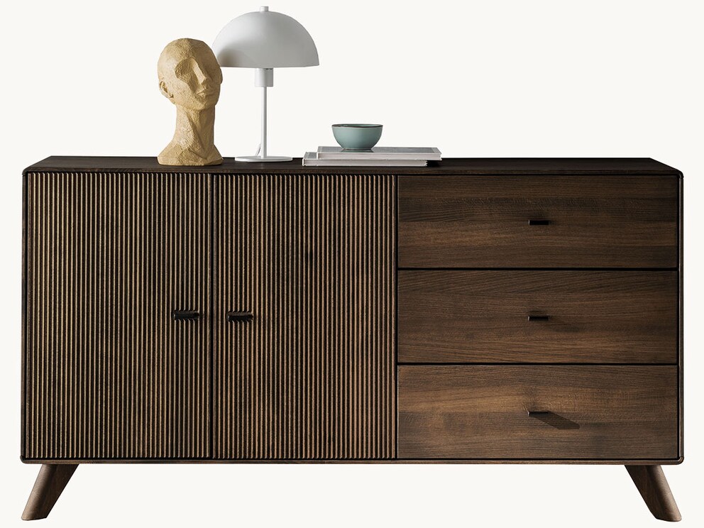 Opbergruimte in zijn mooiste vorm: dressoir Lado van massief kernbeukenhout, hier variant 01