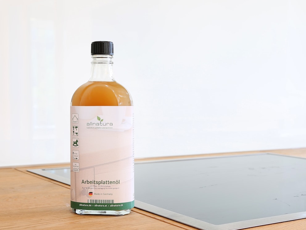 Waterafstotende formule op basis van plantaardige oliën en harsen - natuurlijke bescherming voor uw keukenmeubelen.