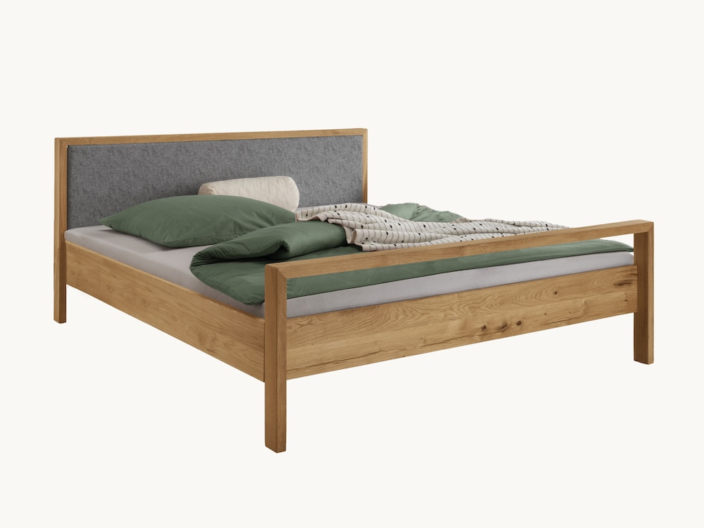Massivholzbett Capania überzeugt mit seinem klaren Design, hier mit Filzkopfteil und hohem Fußteil