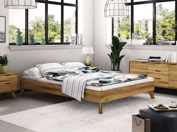 Massief houten bed Tario hier in wild eiken als ligbed zonder hoofdeinde