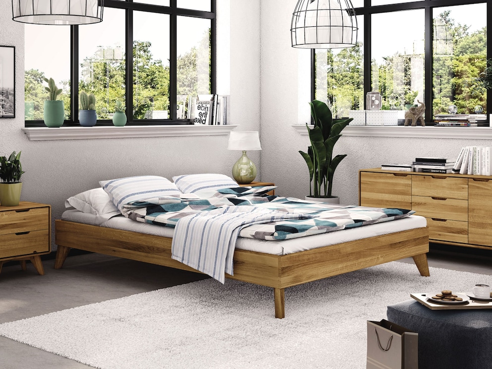 Massief houten bed Tario hier in wild eiken als ligbed zonder hoofdeinde