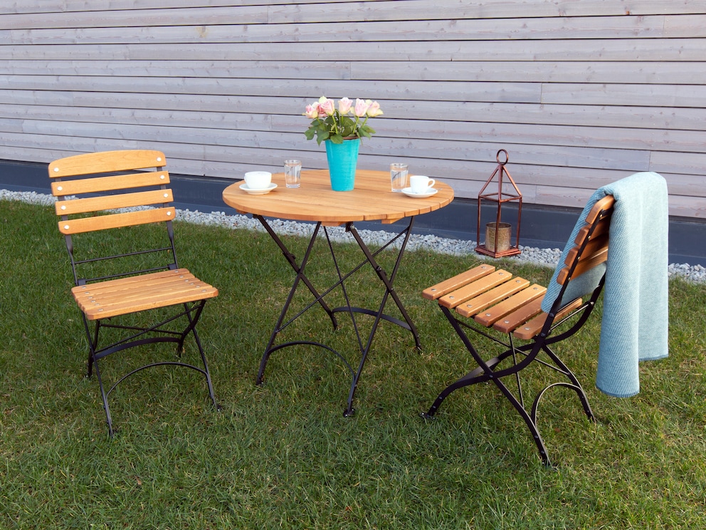 Installez-vous confortablement autour de la table ronde pliante « Avio ».