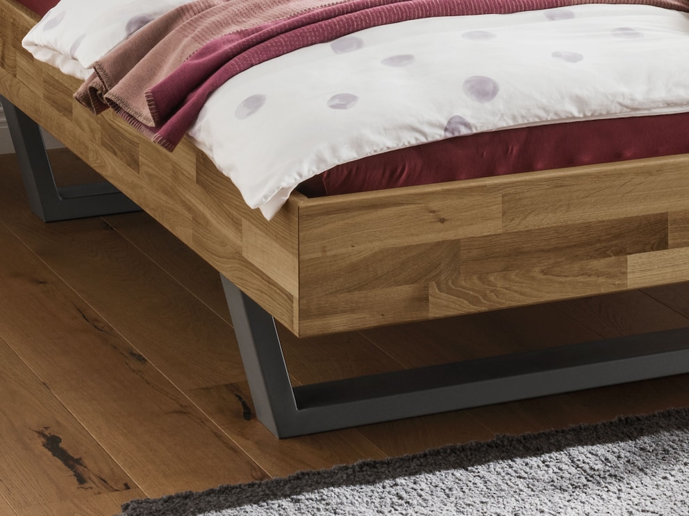 Le cadre décoratif collé au parquet de ce beau lit suspendu est travaillé avec précision en onglet.